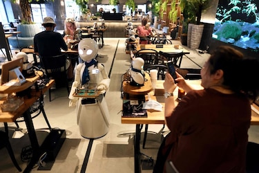 Un café con robots en Tokio apuesta por la inclusión