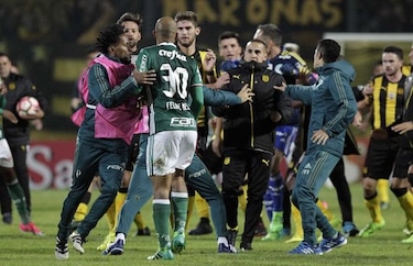 Palmeiras vence a Peñarol, pero el partido termina a golpes