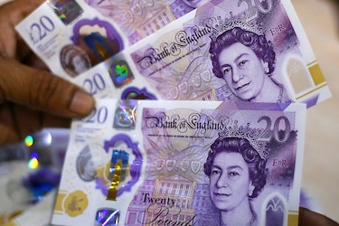 Banco modificaría tasas para frenar caída de la libra inglesa
