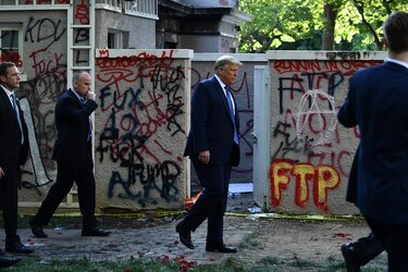 Trump amenaza con desplegar el ejército si continúan los disturbios en EU