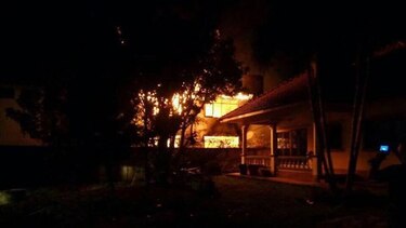 Diecisiete niñas mueren en el incendio de su dormitorio en un colegio de Tailandia