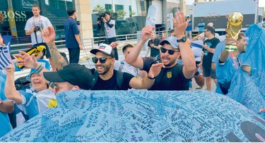 Uruguayos ponen la fiesta celeste a su llegada a Doha