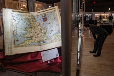 La feria del libro antiguo vuelve a Nueva York con cartas de Plath y atlas millonarios