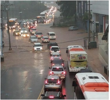 Lluvias causan inundaciones y accidentes de tránsito en la capital
