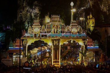 Hindúes desafían el miedo al coronavirus para asistir a festival en Malasia
