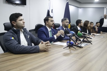 Diputados de Vamos acusan al contralor Flores de represalias al dejar sin salario a 39 funcionarios