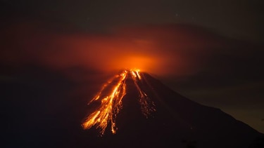 Al menos 80 personas evacuadas por erupción del volcán de Colima