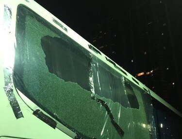 Atacan a pedradas a un autobús con turistas en el corredor Sur