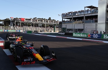 Checo Pérez ganó el ‘sprint’ delante de Leclerc; Sainz fue quinto y Alonso, sexto