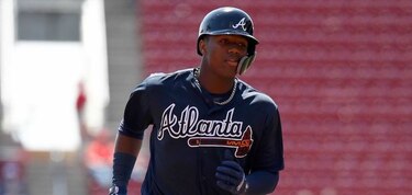 Acuña y Albies conectan jonrones y Bravos vencen 7-4 a Rojos