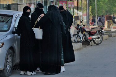 Talibanes ordenan a las afganas que usen en público un velo que les cubra cuerpo y rostro