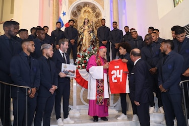 Adalberto Carrasquilla entrega camiseta al arzobispo Ulloa para el papa León XIV