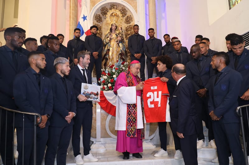 Adalberto Carrasquilla entrega camiseta al arzobispo Ulloa para el papa León XIV