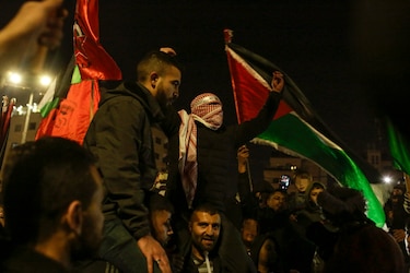 Cientos de palestinos esperan cerca de Ramala a que Israel libere a los presos