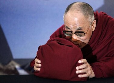 El dalái lama pide a la prensa promover la paz y el cuidado del ambiente