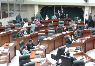 Aprueban seis proyectos de ley en cinco horas y media