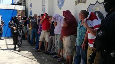 Autoridades salvadoreñas detienen a presuntos sicarios, entre ellos 11 policías