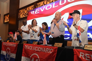 El PRD premia a dos operadores de la descentralización paralela con cargos de dirección