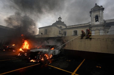 Exsoldados guatemaltecos irrumpen en Congreso para exigir indemnización