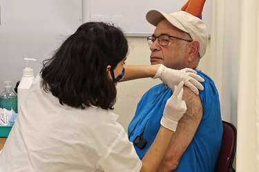 Israel persiste en aplicar una tercera dosis de vacuna, a pesar del llamado de la OMS