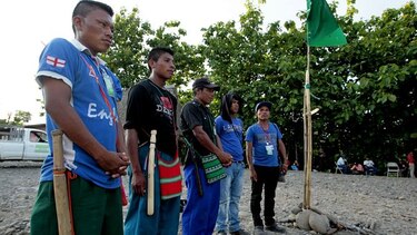 Indígenas siguen en vigilia; esperan al Presidente