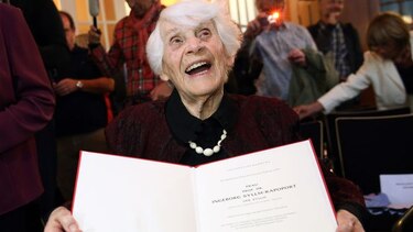 Mujer recibe doctorado a los 102 años de edad