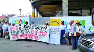 Cadena humana a favor de casa Wilcox