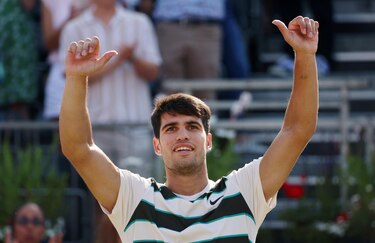 Alcaraz debutó con triunfo en retorno al césped