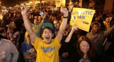 Fanáticos de los Warriors celebran en las calles