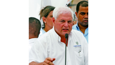 Martinelli amenaza otra vez a diputados