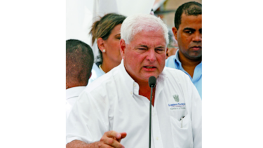 Martinelli amenaza otra vez a diputados