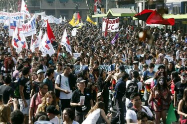 Estudiantes chilenos marchan por una reforma educativa