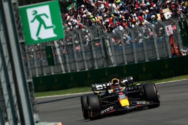 Verstappen lidera los terceros libres, con ‘Checo’ Pérez tercero