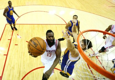 Harden y Rockets siguen con vida