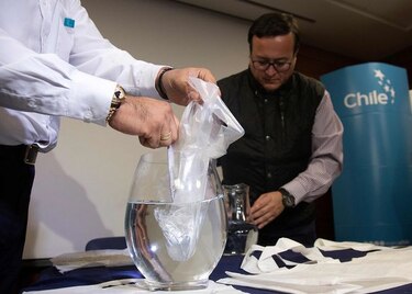 Chilenos fabrican bolsas plásticas solubles en agua que no contaminan