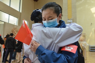 Habitantes de Hubei cuentan los minutos para el fin de casi dos meses de confinamiento