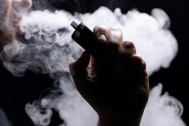 Francia prohíbe los cigarrillos electrónicos desechables