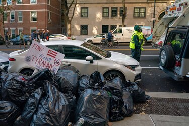 La basura se apila en Nueva York en protesta contra certificado de vacunación