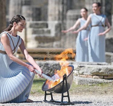 La llama olímpica, encendida sin público debido al coronavirus