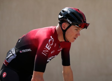 Chris Froome aplaza su regreso debido a un dolor en la rodilla