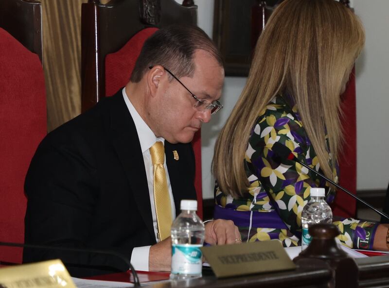 El vicealcalde Roberto Ruiz Díaz, en la sesión del Consejo Municipal de Panamá, este 15 de octubre de 2024.