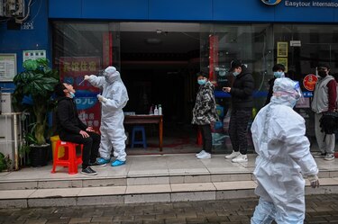 Wuhan se reabre al mundo con miedo a casos de coronavirus importados