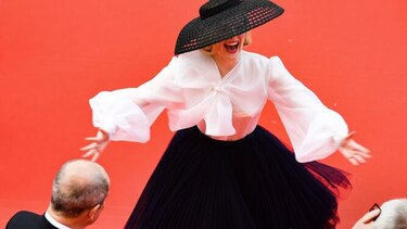 La actriz Elle Fanning se desmaya en Cannes debido a un 'vestido ajustado'