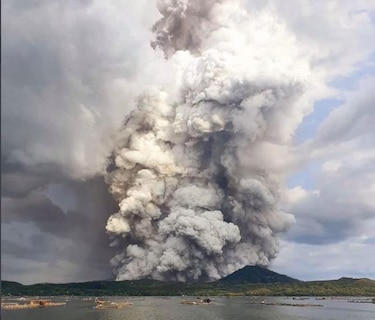 Miles de evacuados y vuelos suspendidos por erupción de volcán en Filipinas