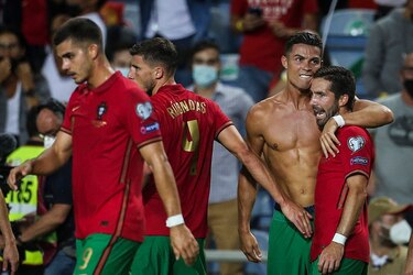 Cristiano Ronaldo remonta para Portugal con récord, Francia iguala con Bosnia