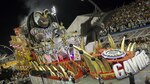 De comparsa en comparsa los brasileños se divierten en una fiesta sin tregua