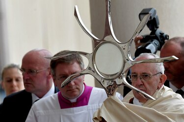 El papa canoniza a dos pastorcitos