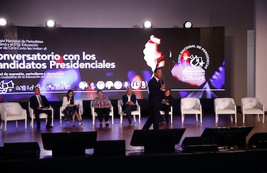Entre gritos, acusaciones y un escenario parcialmente vacío se desarrolló el foro por la libertad de expresión