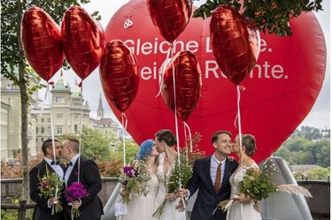 Suiza permite que las personas del mismo sexo se casen y adopten niños a partir de este viernes