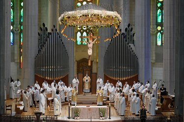 Católicos españoles quieren que la Iglesia avance en el sacerdocio, se incluye la ordenación de mujeres